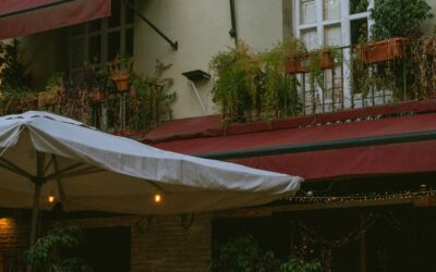 Estimation du coût d’un store banne : les finances à l’ombre